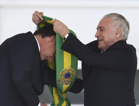 Ex-presidente Michel Temer passa a faixa presidencial para Jair Bolsonaro