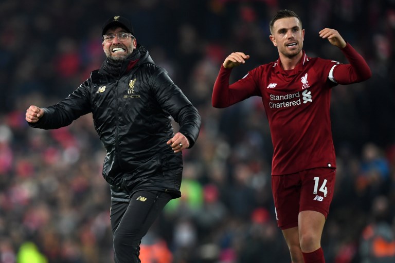 O técnico Jürgen Klopp e o meia Henderson comemora apertada vitória dos Reds