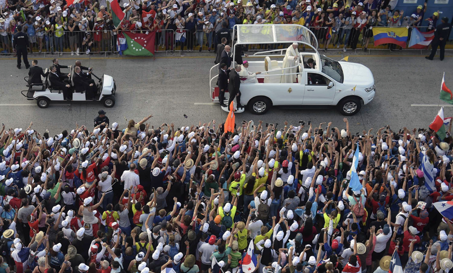 Papa Francisco dentro do papamóvel