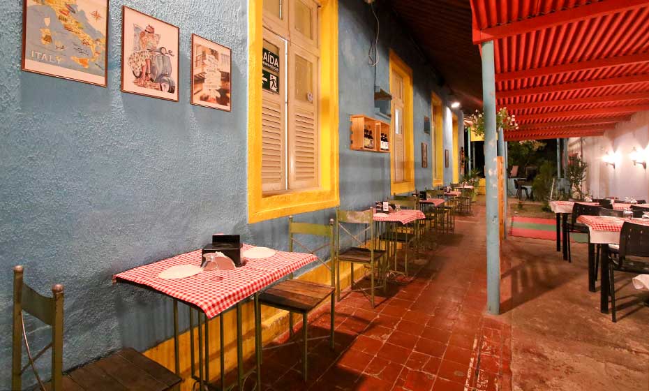 Paredes coloridas e terraço: estilo olindense de receber