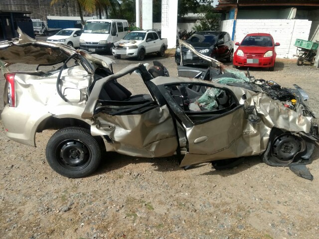 Carro capotou após motorista perder o controle do veículo