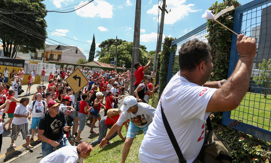 Apoio a Lula em Curitiba durante posse de Bolsonaro