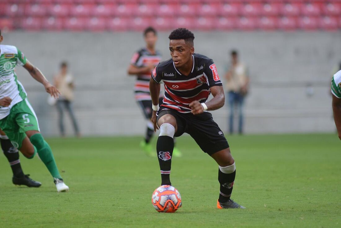 Elias Carioca em campo pelo Santa Cruz, em 2019