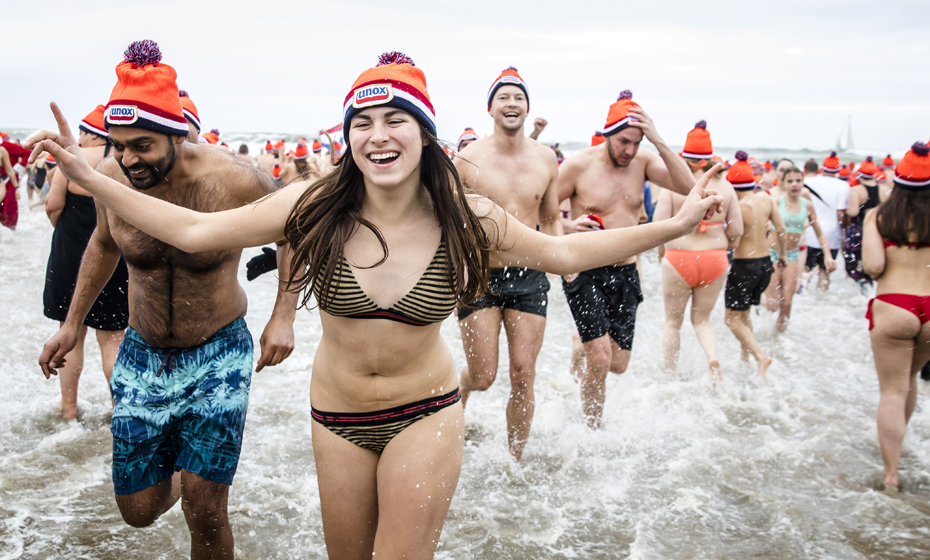 Milhares de pessoas correm para a água durante tradicional mergulho de Ano Novo no Mar do Norte, em The Hague