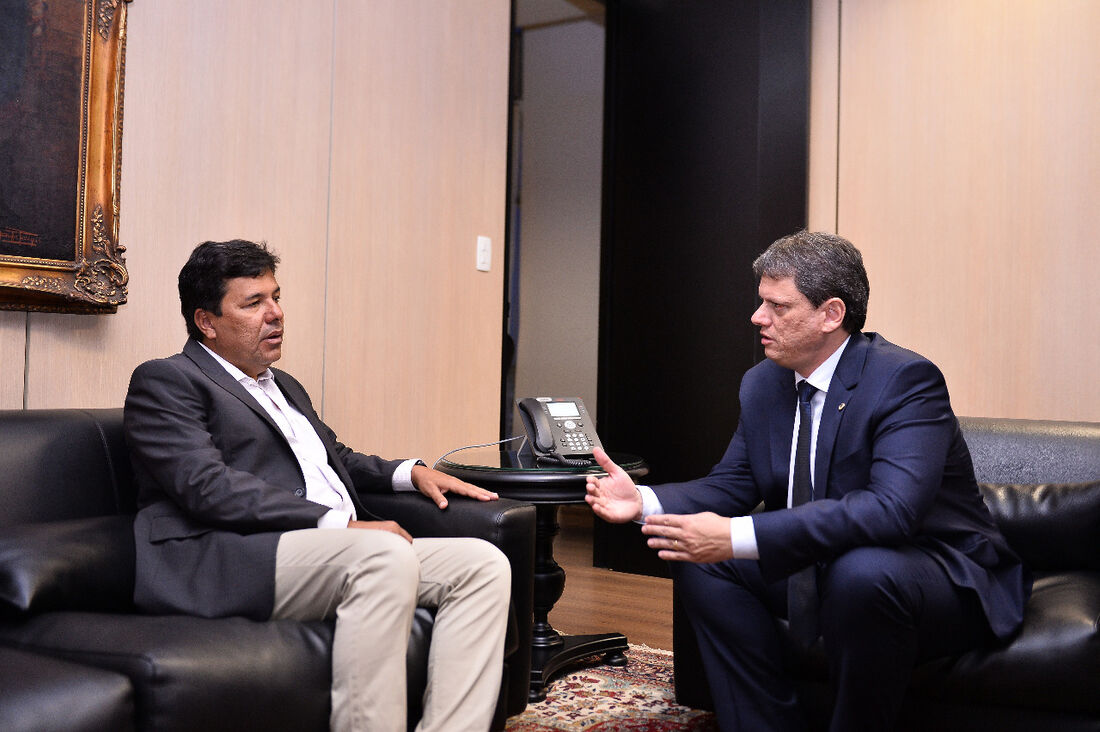 Mendonça Filho esteve com ministro Tarcísio Freitas (Infraestrutura) pedindo apoio para Suape, Transnordestina e Aeroporto dos Guararapes