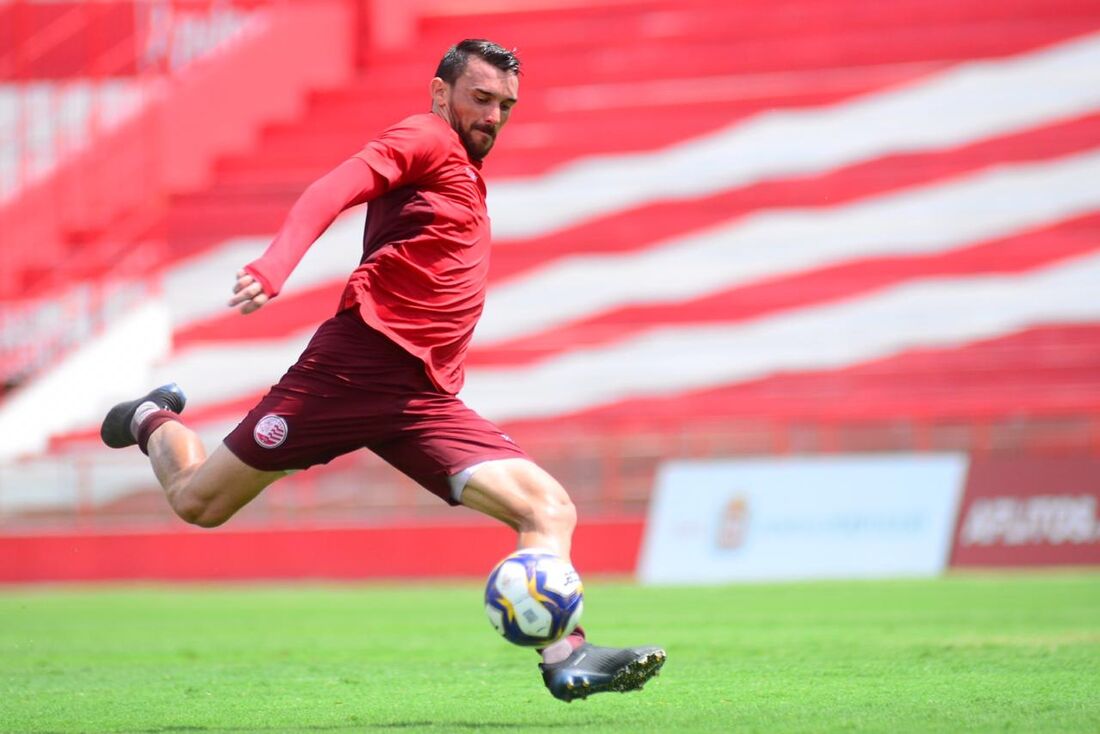 Zagueiro Sueliton ainda não repetiu as boas atuações do ano passado