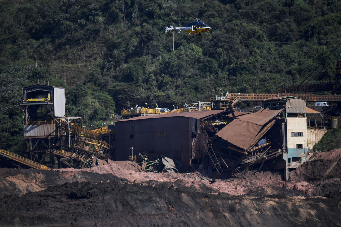 Destruição pelo rompimento da barragem de uma mina de minério de ferro pertencente à gigante mineradora brasileira Vale 