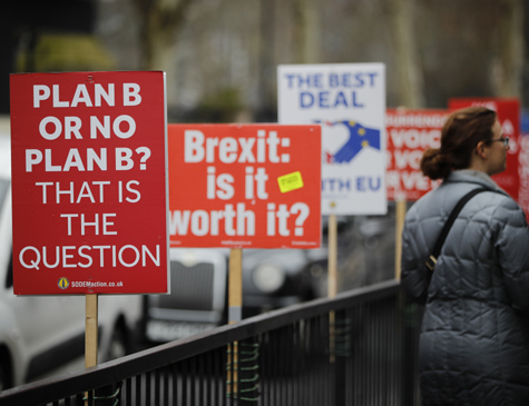 Cartazes anti-Brexit são criados em móveis de rua fora das Casas do Parlamento, no centro de Londres