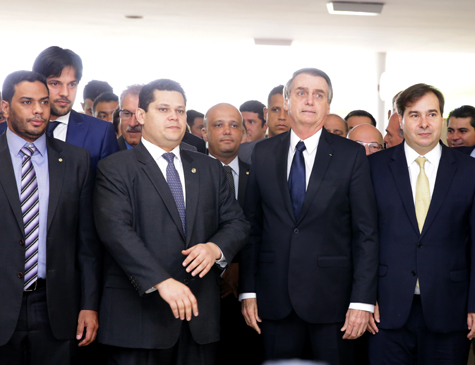 Alcolumbre, Bolsonaro e Maia na chapelaria do Congresso