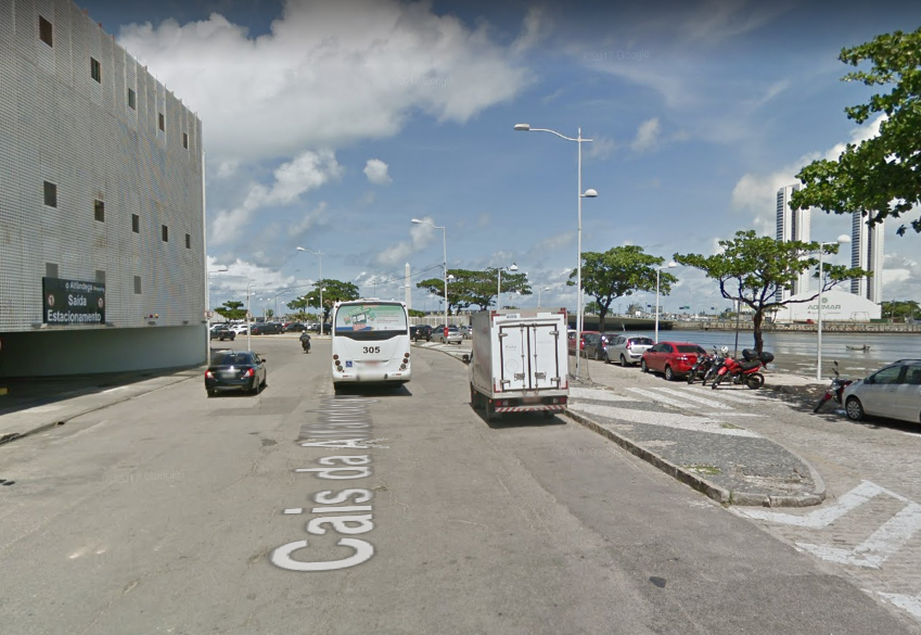 Doze linhas de ônibus que passam pelo Cais da Alfândega, no bairro do Recife Antigo, terão o itinerário alterado para a montagem de um palco do carnaval 