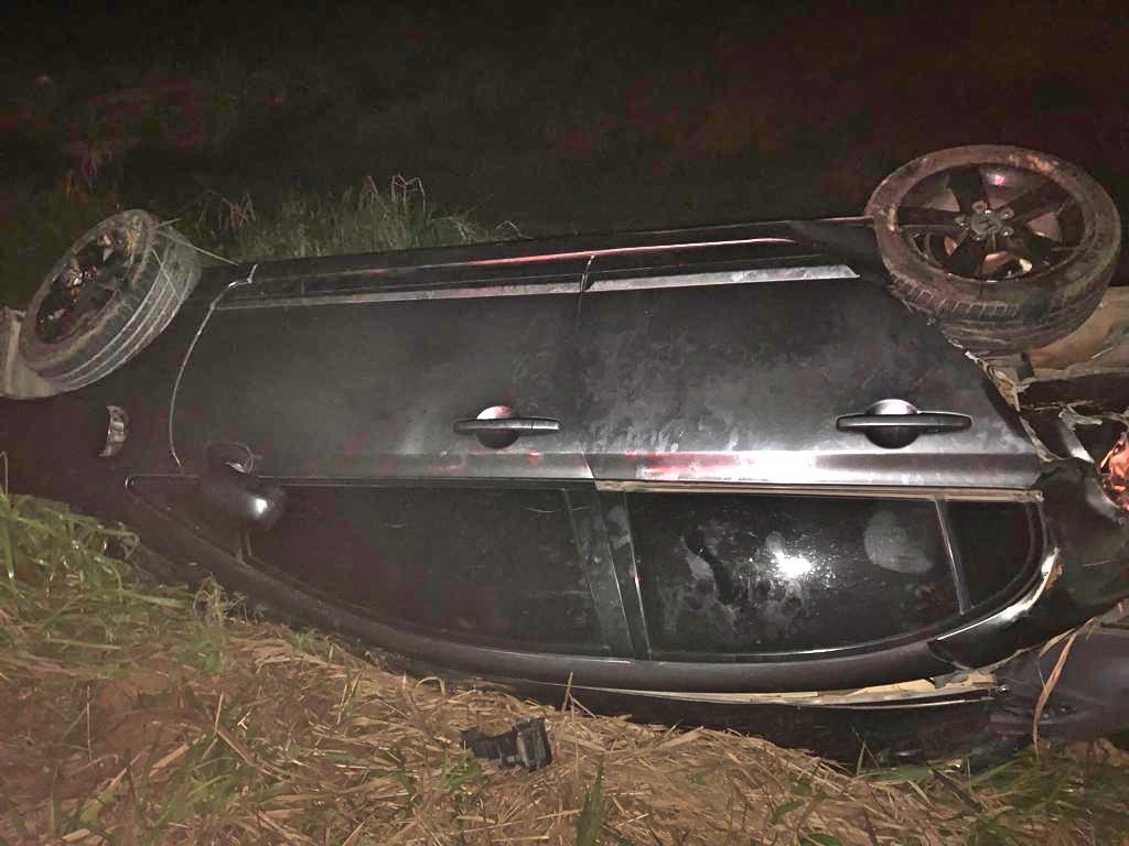 Motorista saiu da pista e capotou o carro