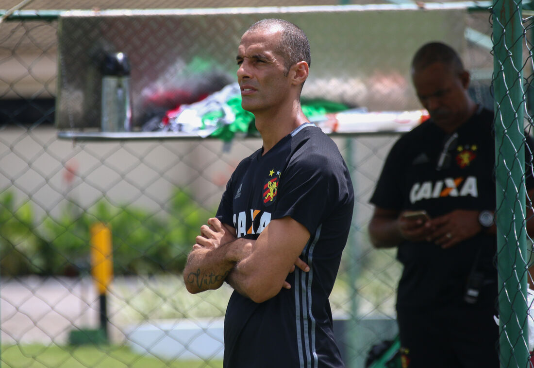 Auxiliar César Lucena assume os treinamentos até a chegada do novo treinador. 