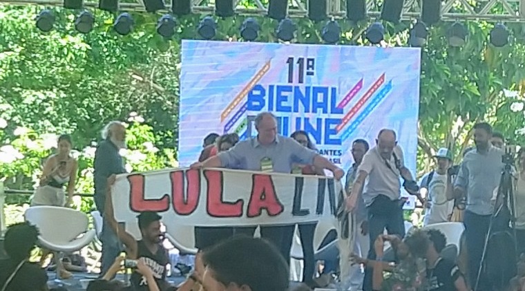 Após ser vaiado por críticas a Lula, Ciro Gomes tentou se redimir diante dos presentes com uma faixa do "Lula Livre"