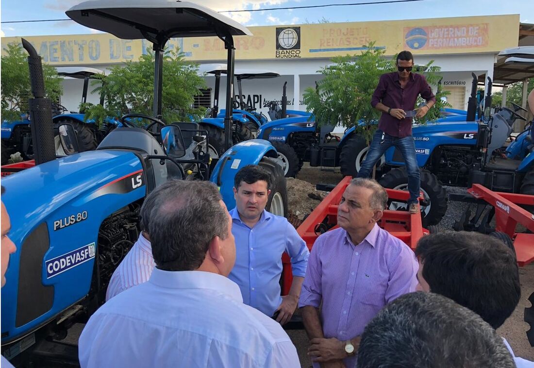 Deputado Eduardo da Fonte fez a solicitação dos tratores e grades aradoras e foi atendido