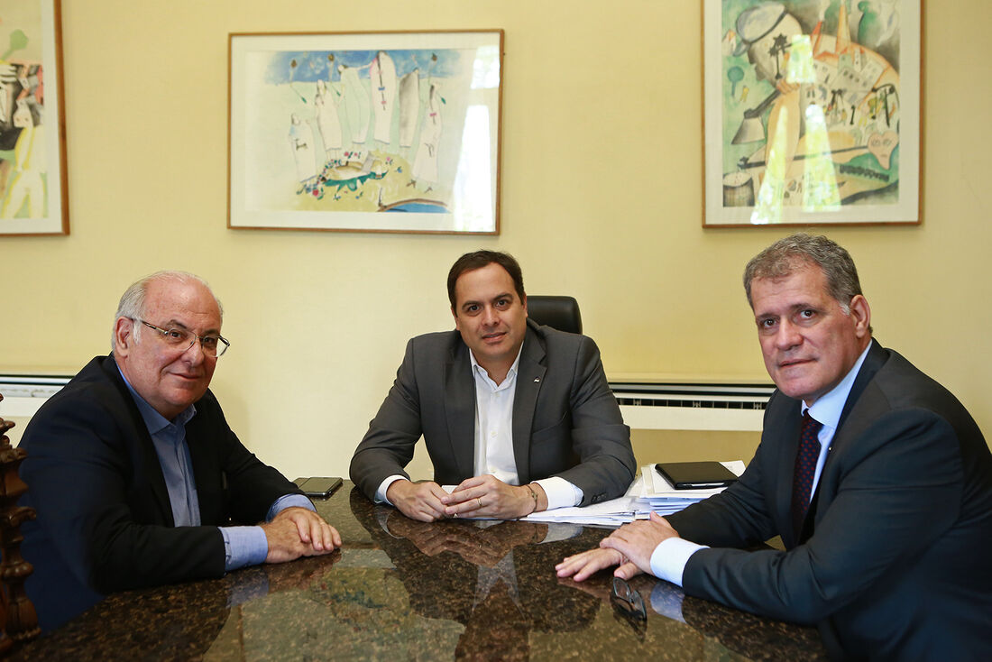 Governador Paulo Câmara nomeou ex-deputado Zé Maurício para Secretaria Executiva de Relações Institucionais. Secretário de Casa Civil, Nilton Mota (D), esteve no ato