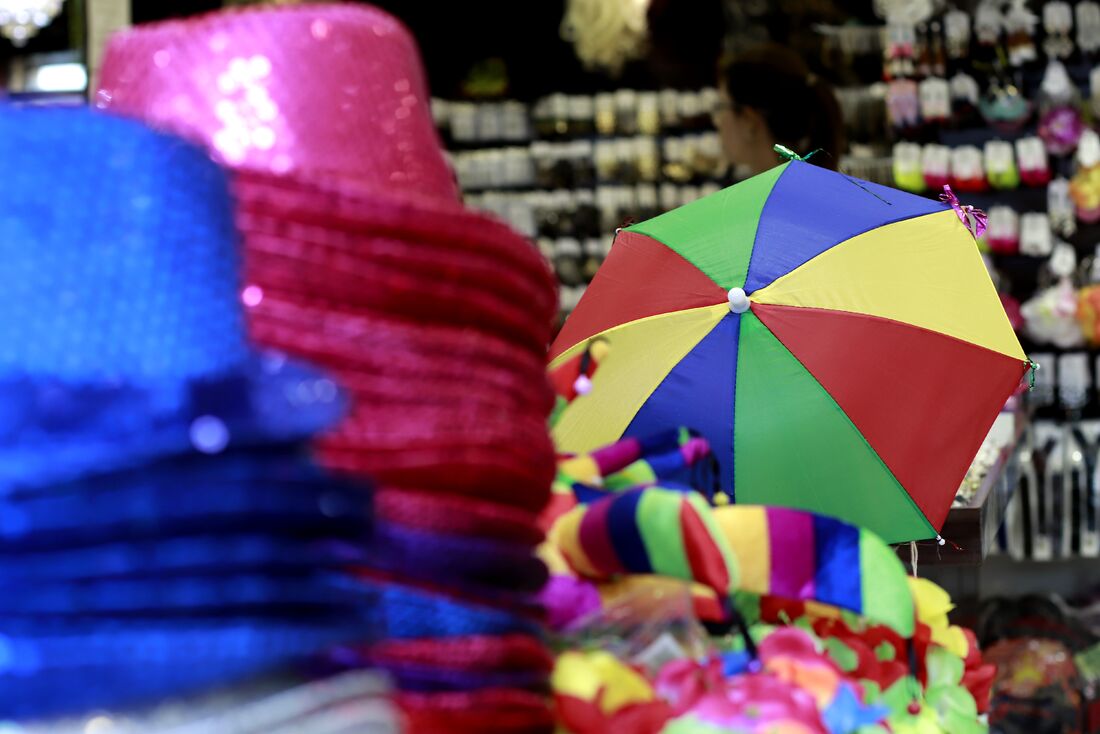 Carnaval recifense conta variedade de fantasias e adereços no comércio do Centro