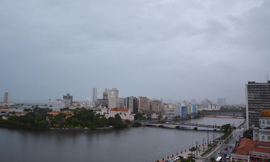 Tempo nublado no Recife. Vista para o Rio Capibaribe