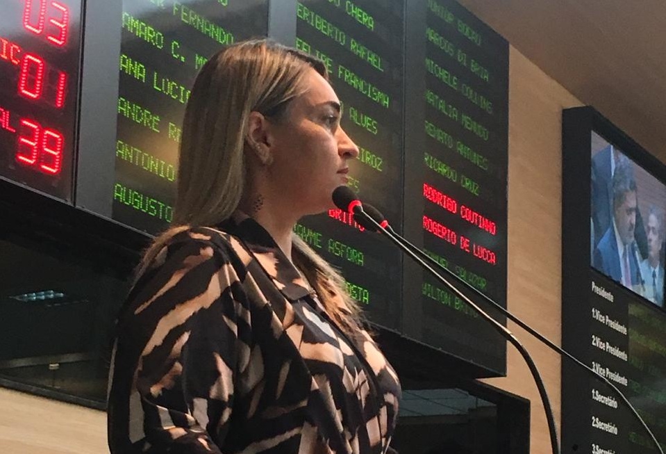 A vereadora Aline Mariano (PP) preside o colegiado