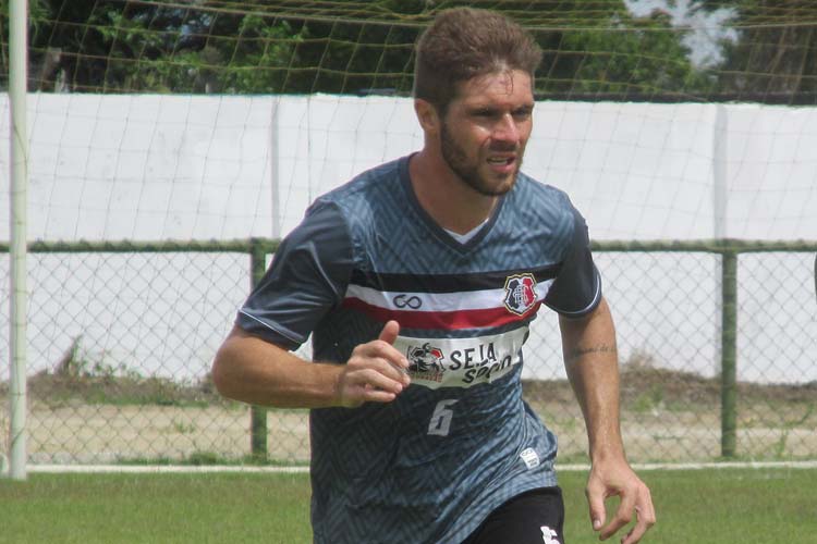 Volante Diego Lorenzi tem 29 anos