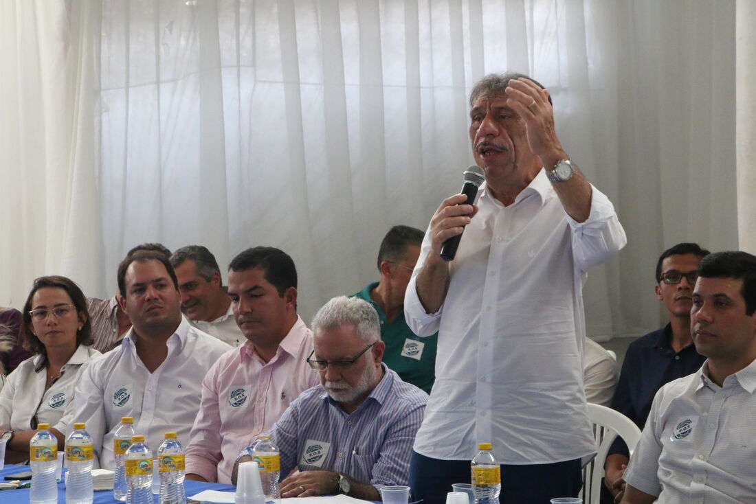 Prefeito de Afogados da Ingazeira e presidente da Amupe, José Patriota (PSB), esteve em reunião com prefeitos, em Bom Conselho