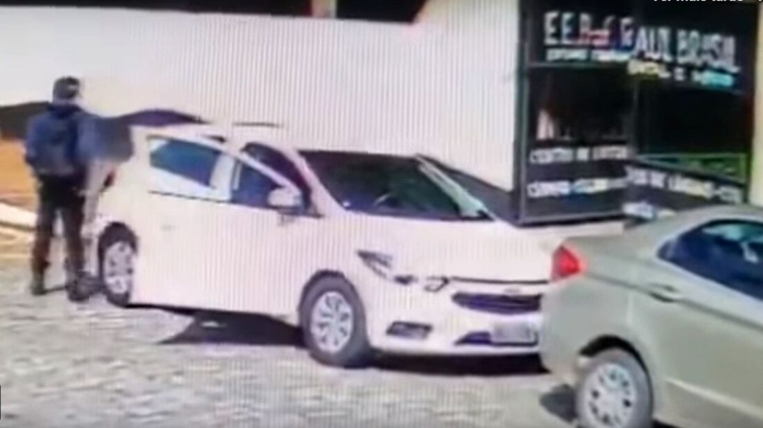Momento em que o carro chega no colégio