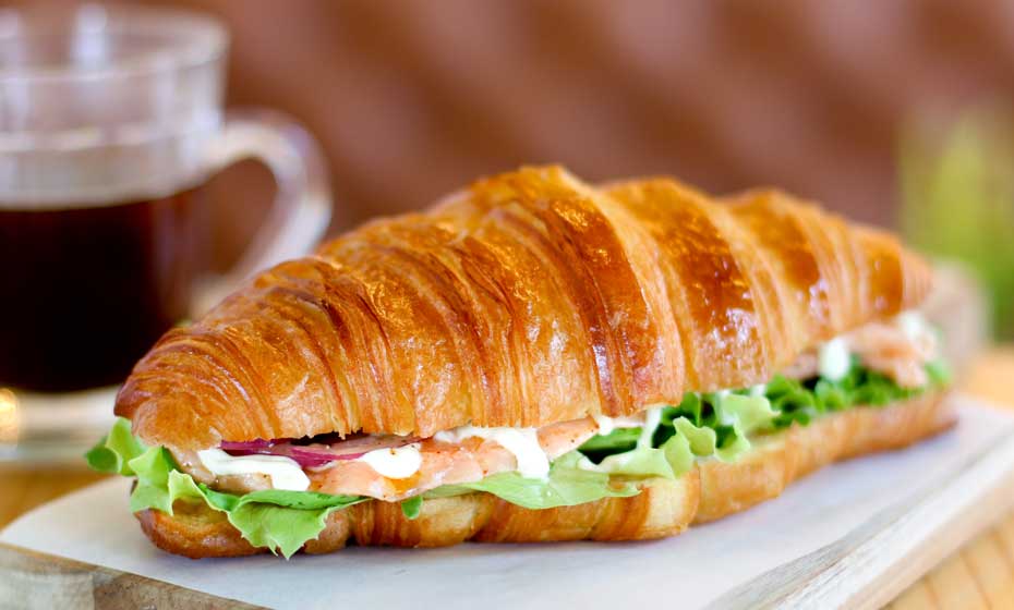 Preparo de croissants é afetado pelo aumento no preço da manteiga