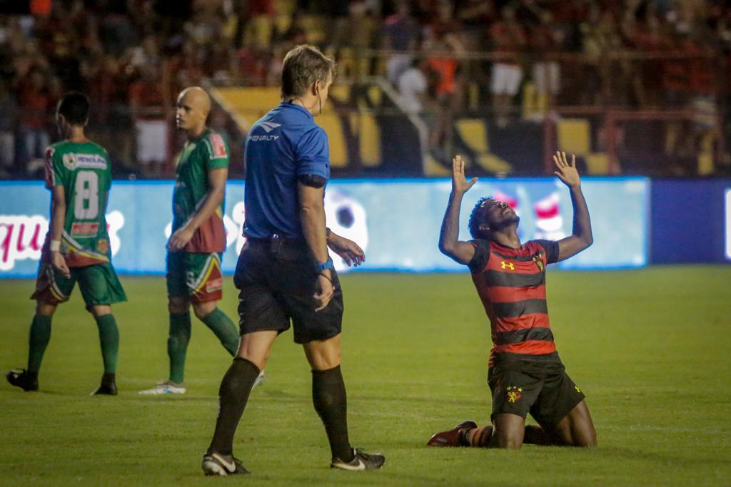 Ezequiel comemora gol contra o Petrolina