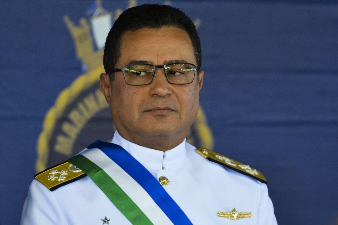 Ex comandante da Marinha, Almir Garnier, rechaça ter oferecido tropa para golpe