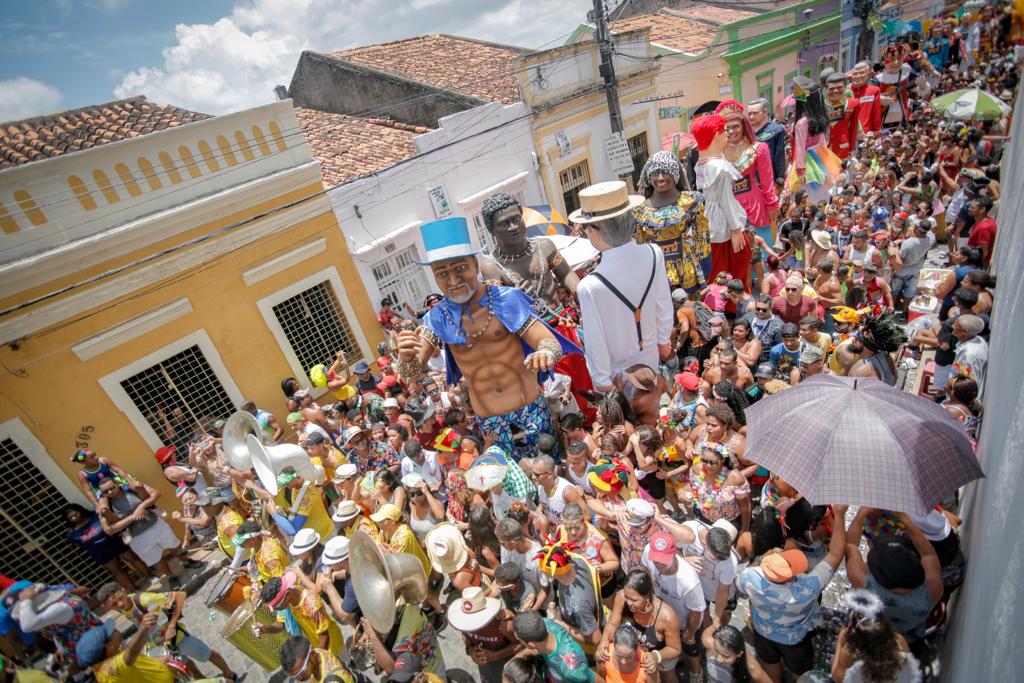 Bonecos Gigantes desfilam pelas ladeiras de Olinda