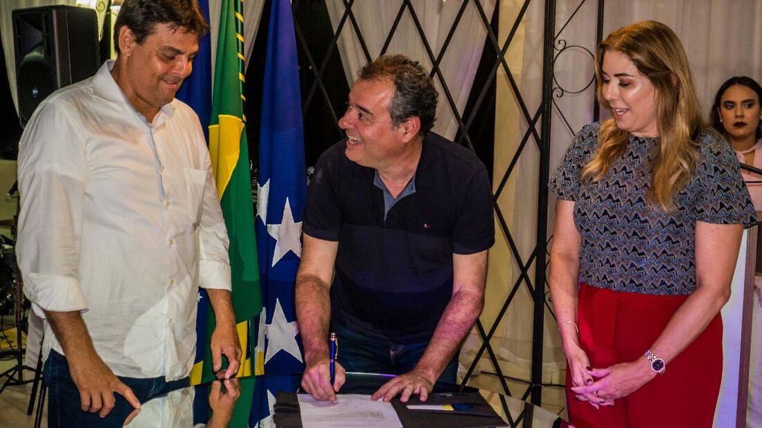 Em visita a Flores e Carnaíba, Danilo Cabral (PSB) anunciou emendas parlamentares