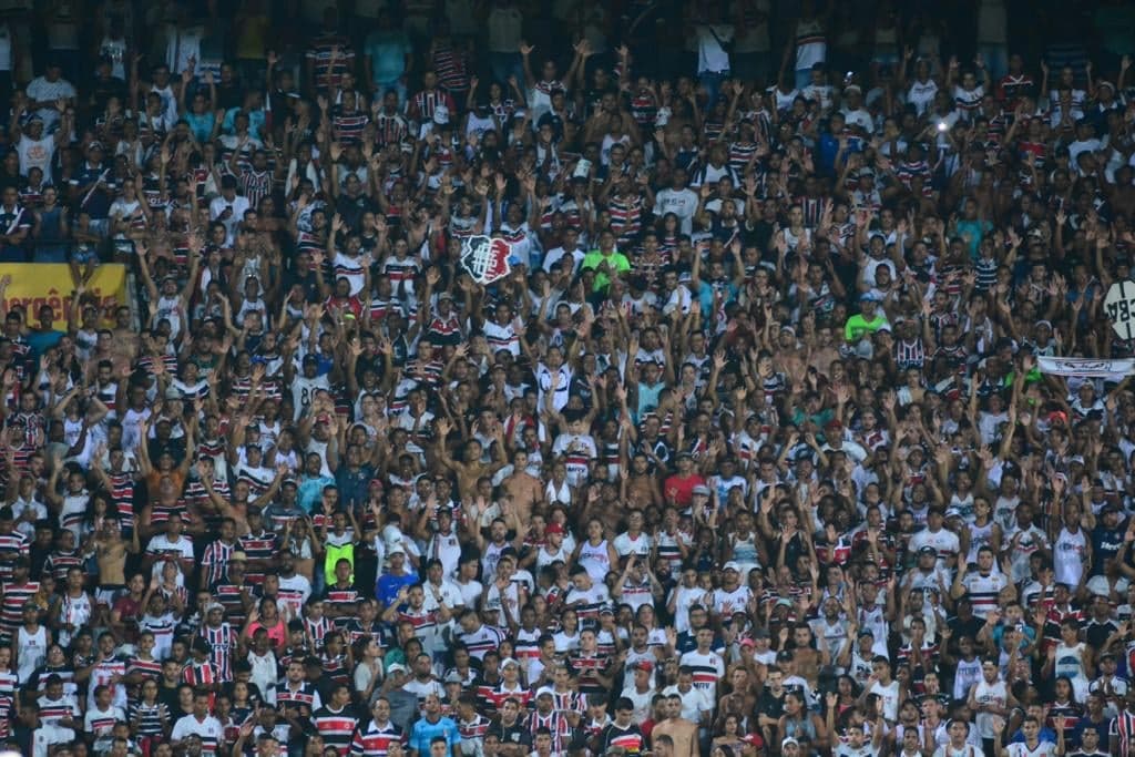 Torcida do Santa Cruz no estádio do Arruda