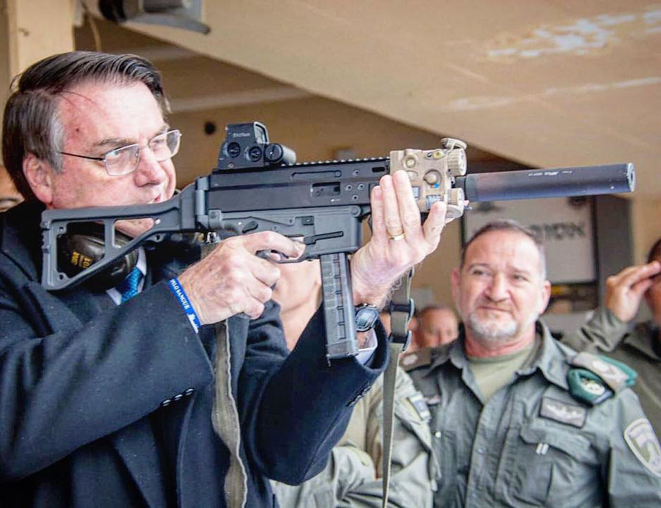 Bolsonaro posta foto com arma