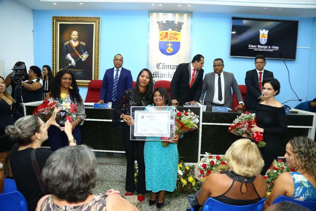 Diploma Vereadora Eliete Leite foi entregue em solenidade ocorrida na Câmara Municipal de Olinda.