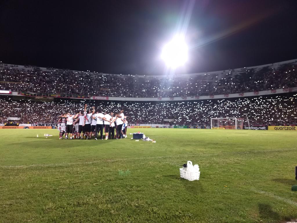 Registro da partida entre Santa Cruz e Fluminense no Estádio do Arruda, com anel superior preenchido por torcida