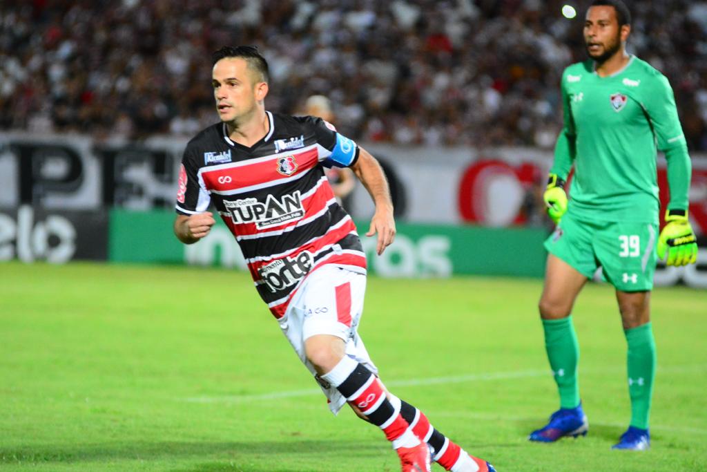 Atacante Pipico no jogo contra o Fluminense, no Arruda