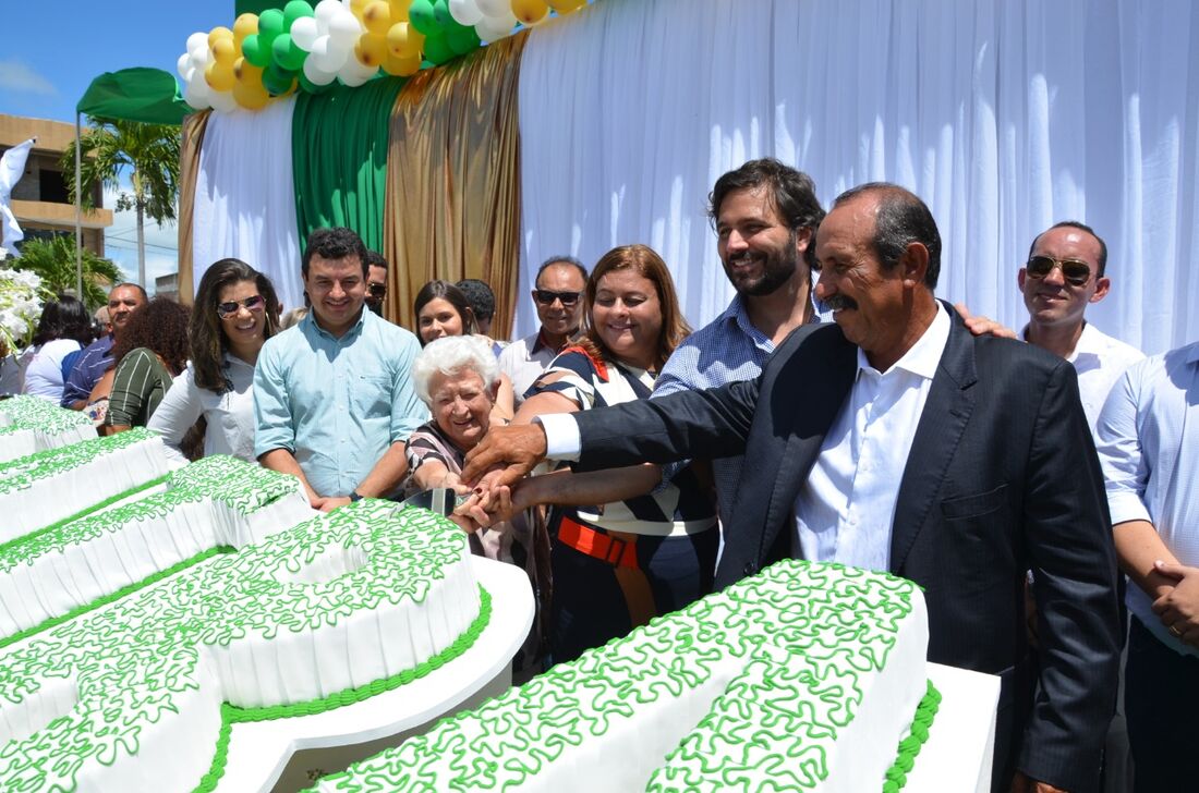 Anúncio foi feito ao lado do Ao lado do vice-prefeito Valdo do Pipa, do deputado estadual e secretário de Turismo do Estado Rodrigo Novaes, deputado federal Ricardo Teobaldo; o presidente da Câmara, Jorge Pereira, vereadores e secretariado.