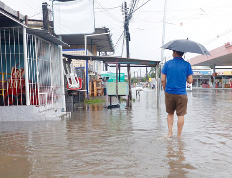 Alagamento na av. Joaquim Nabuco no bairro Varadouro em Olind