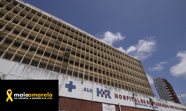 Cantor André Frastechi tranquiliza fãs após cair de palco em show