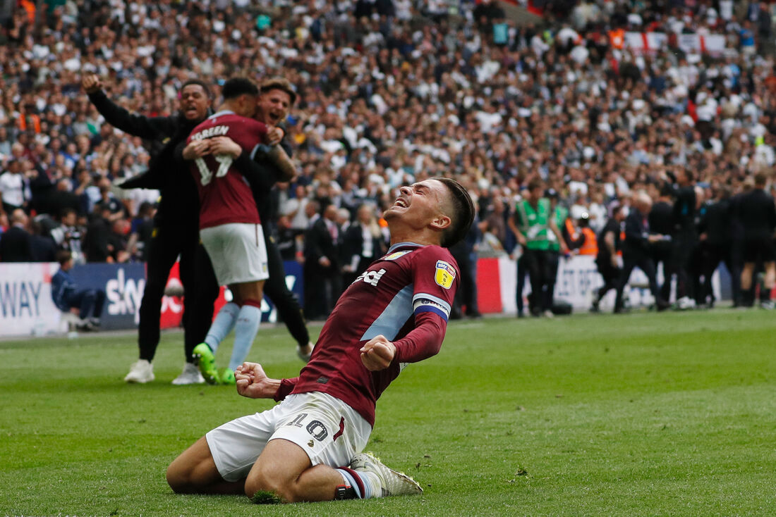 Jogadores do Aston Villa comemoram acesso à Premier League