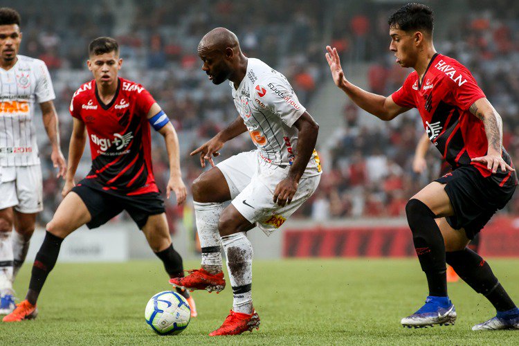 Vágner Love marcou o primeiro gol do Corinthians. 