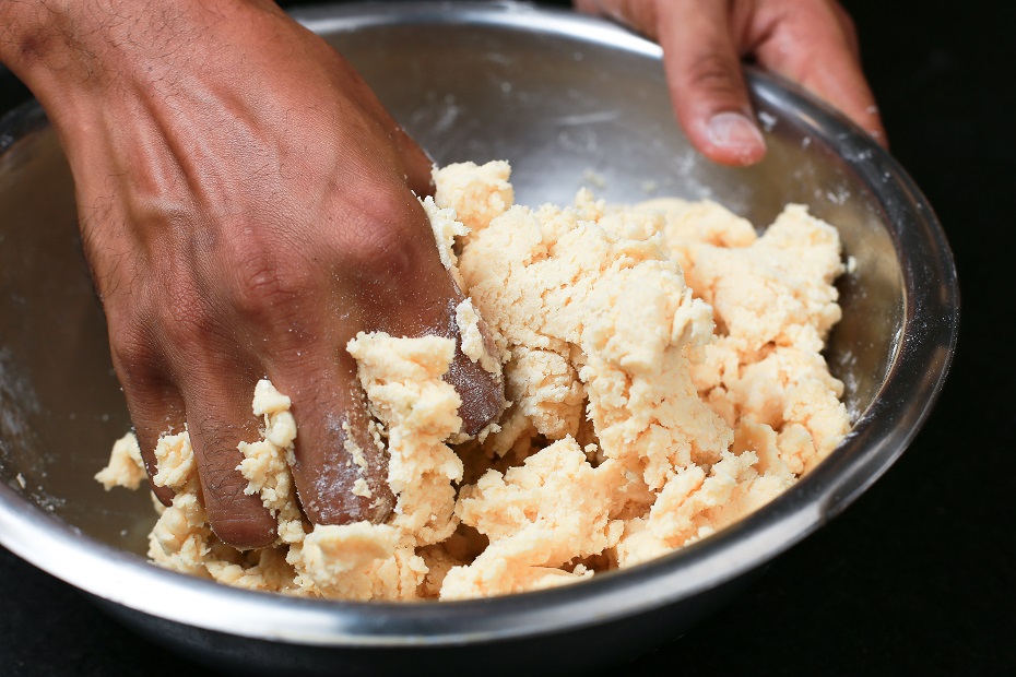 Sove todos os ingredientes da massa  e deixe descansar na geladeira