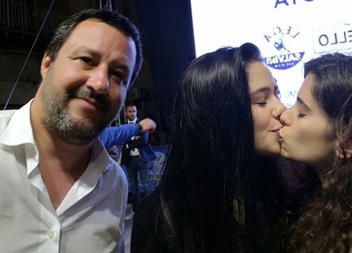 Selfie do beijo foi publicada na conta do Instagram de uma das meninas