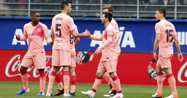 Messi recebe os cumprimentos dos companheiros de time.