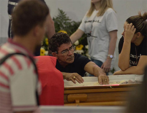 Francisco Diniz no velório do filho, cantor Gabriel Diniz