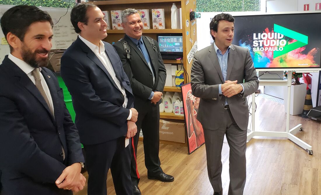 Durante visita do governador Paulo Câmara à sede da empresa de tecnologia, em São Paulo, diretoria da multinacional revelou plano de expansão no Recife