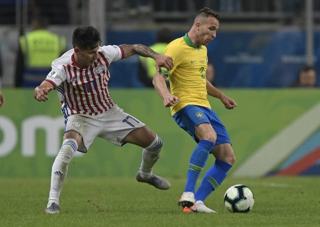 Arthur pouco produziu contra o Paraguai