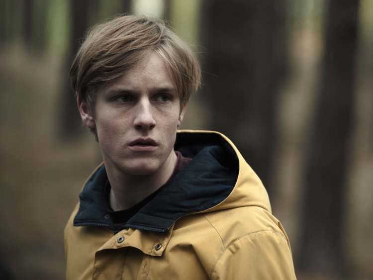 Jonas é o personagem central de "Dark", série alemã da Netflix