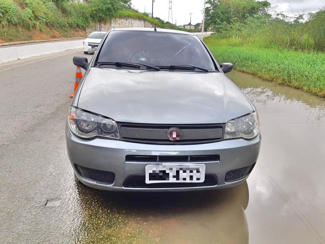 Carro caiu no canal durante a madrugada