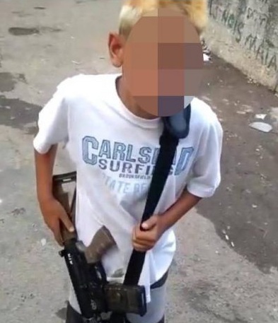 Eduardo Bolsonaro divulga foto de criança com arma
