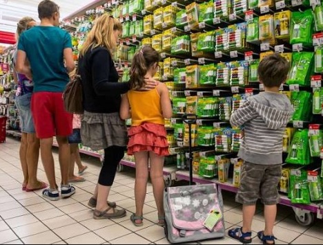 Intenção de consumo das famílias recua 0,3% em agosto ante julho, revela CNC